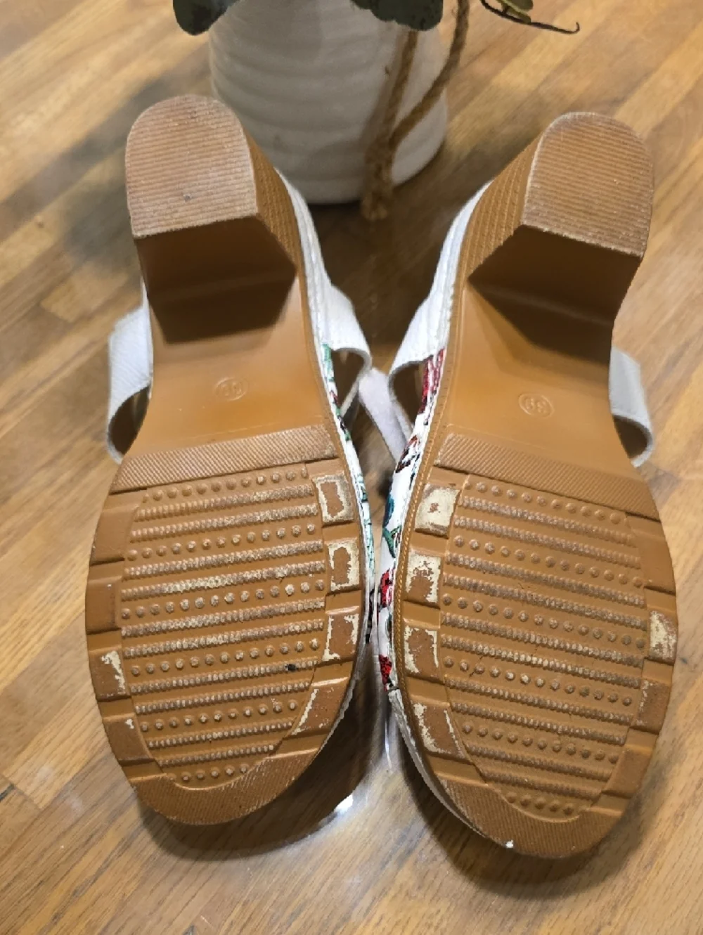 Source Unknown White Sandals with Multicolor Floral Print